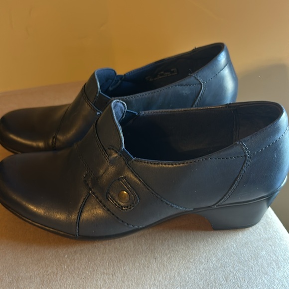 Clarks Navy shoe in size 9.5 M - Picture 2 of 5